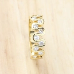 Anillo diamantes en carril 