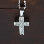 Cadena con colgante cruz con diamantes 