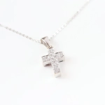 Cadena con colgante cruz con diamantes 