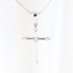 Cadena con colgante cruz con diamantes 