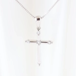 Cadena con colgante cruz con diamantes 