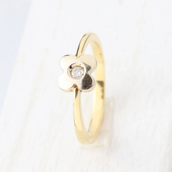 Anillo flor con brillante