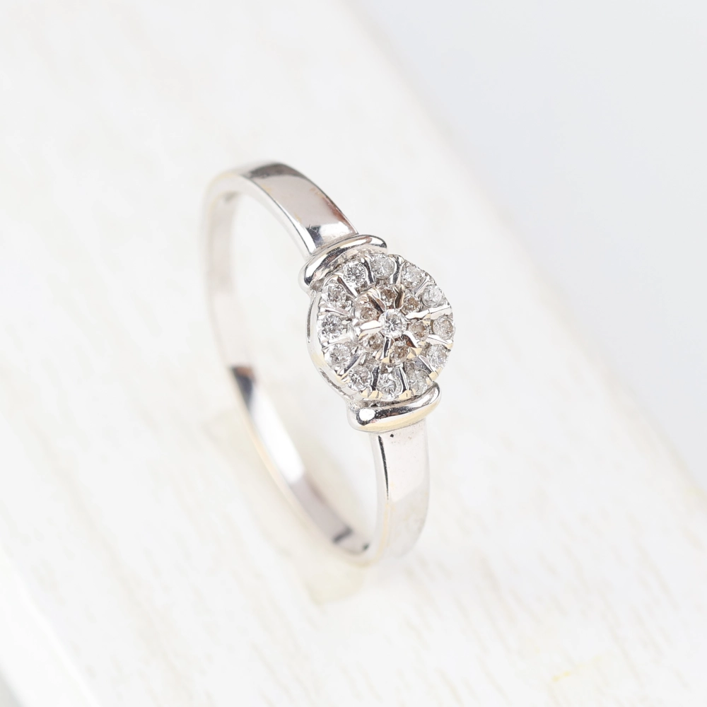 Anillo flor con diamantes 