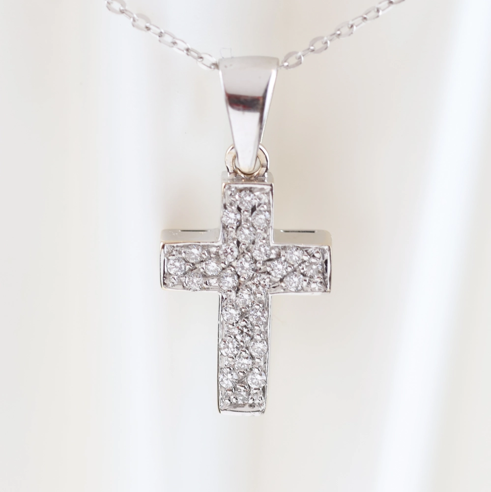 Cadena con colgante cruz con diamantes 